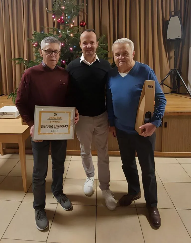 Theo Ultes erhält Ehrennadel - FC Erlenbach