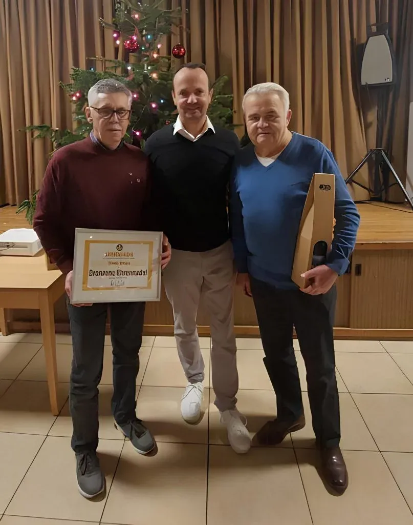 Theo Ultes erhält Ehrennadel - FC Erlenbach