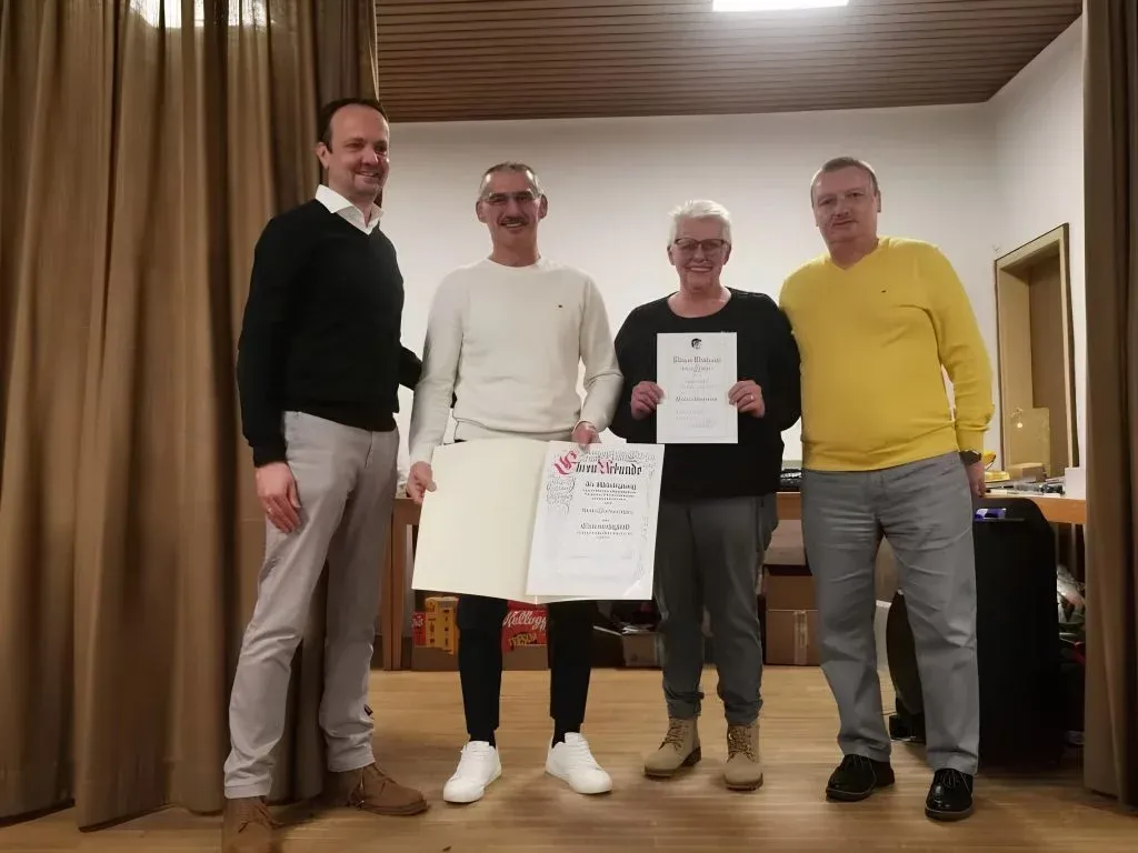 Urkundenübergabe Ehrenurkunde Anke Stolle und Mario Zimmermann