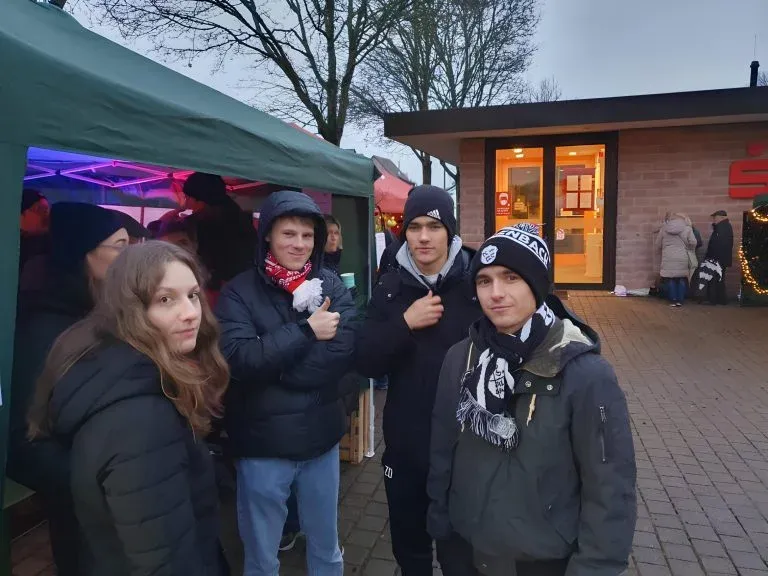 Weihnachtsmarkt 2023 - FC Erlenbach 4 vorm Stand