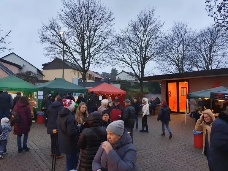 Weihnachtsmarkt 2023 - FC Erlenbach Menge vor Halle