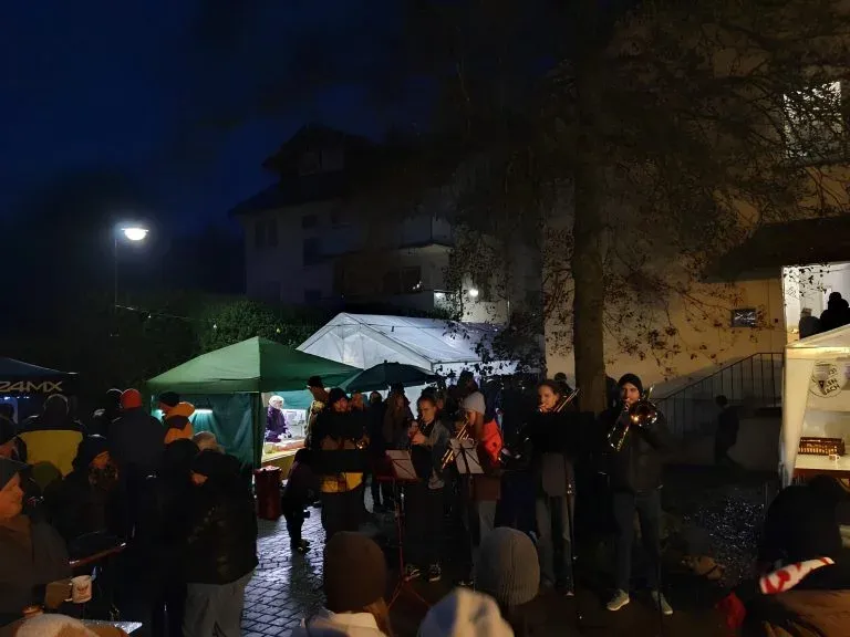 Weihnachtsmarkt 2023 - FC Erlenbach Überblick über die Menge