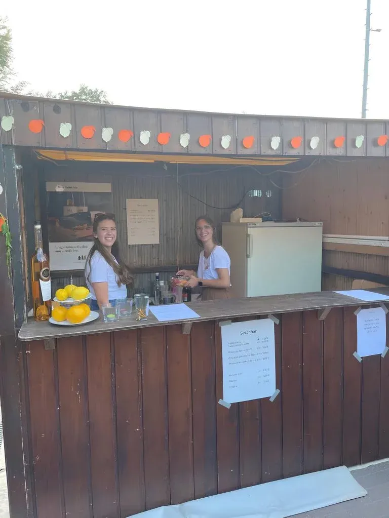 Weinfest 2023 - Stand FC Erlenbach mit glücklichen Frauen